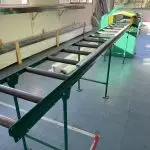 Machine industrielle utilisée pour la découpe de lames de volets roulants en aluminium