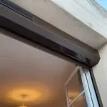 Volet roulant aluminium avec coffre extérieur sur porte-fenêtre