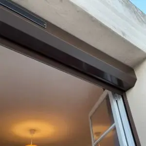 Volet roulant aluminium avec coffre extérieur sur porte-fenêtre