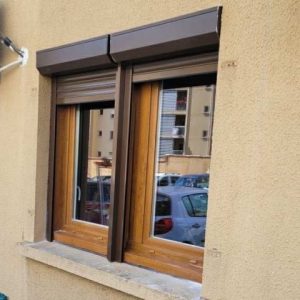 Installation de volets roulants aluminium sur fenêtres PVC