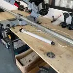 Découpe et préparation d’un moteur tubulaire pour volet roulant dans un atelier