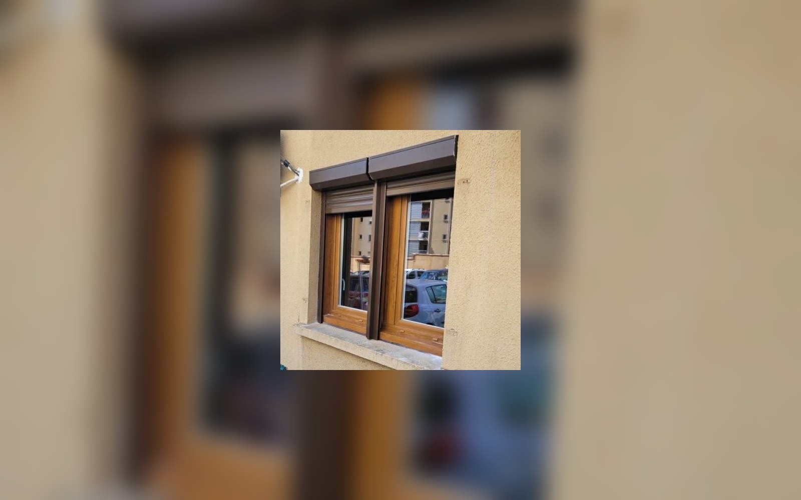 Fenêtre double avec volet roulant en façade