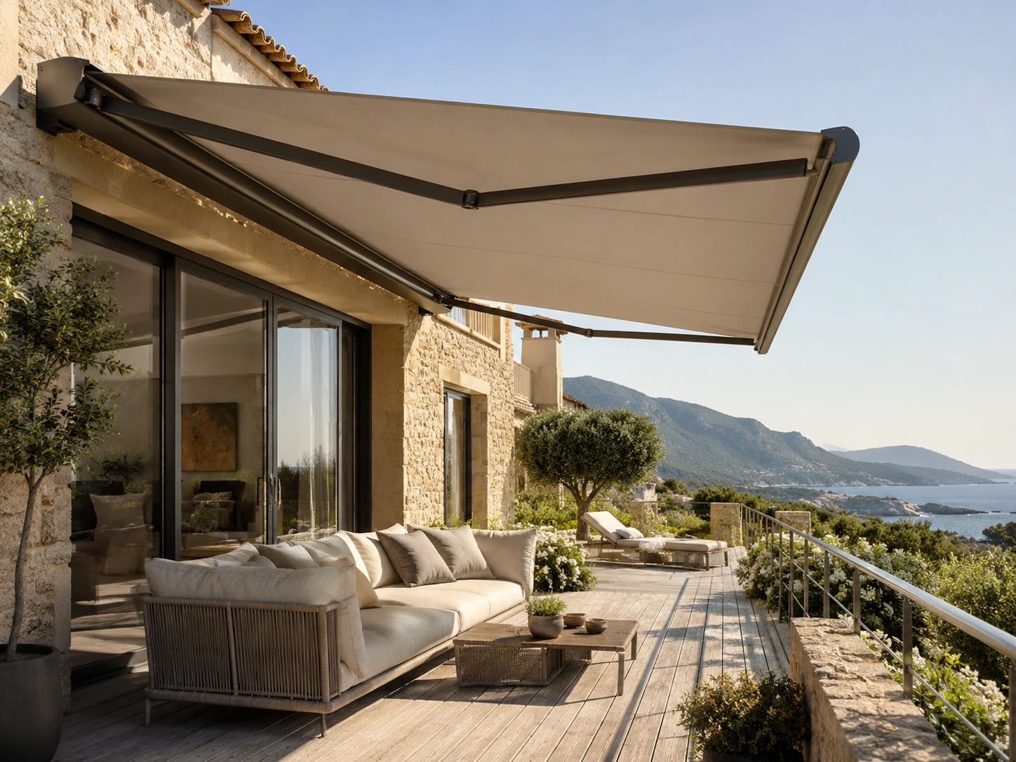 Stores sur mesure Corse - store banne premium sur terrasse méditerranéenne